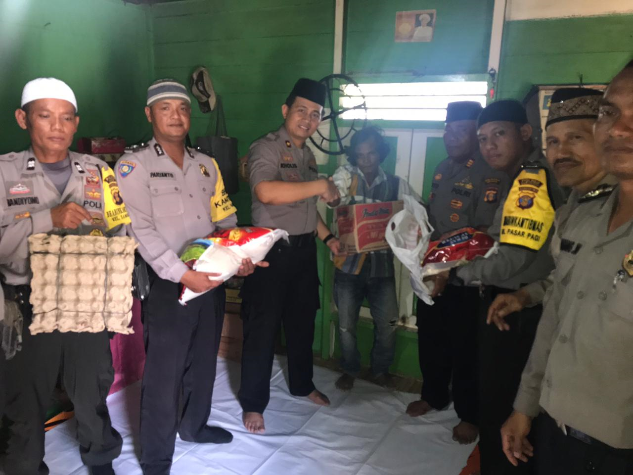 Wujud Peduli, Jajajaran Polresta Samarinda bantu Korban Kebakaran