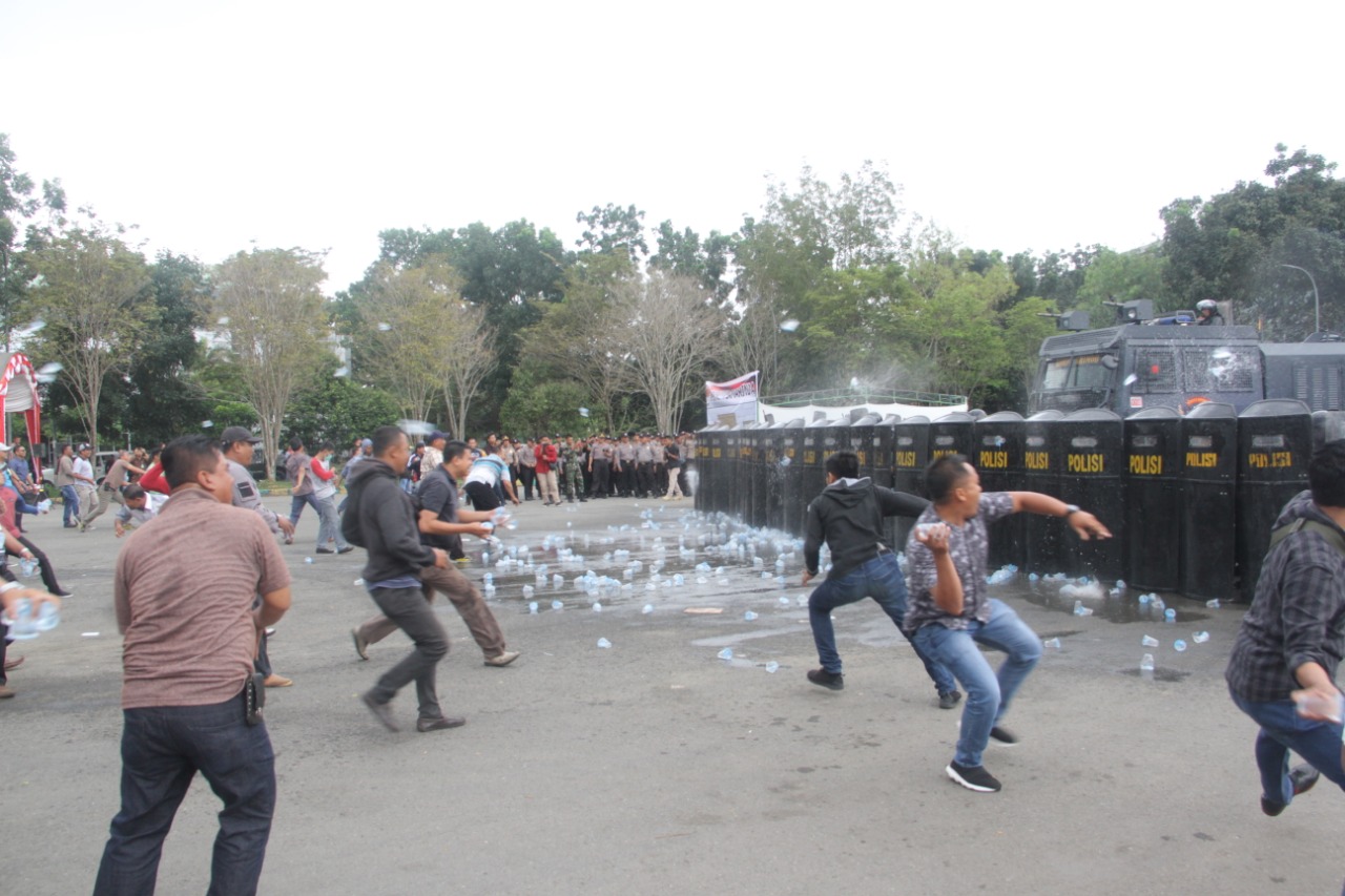 1000 Personel Bentrok Dengan Kawanan Massa di Gor Sempaja