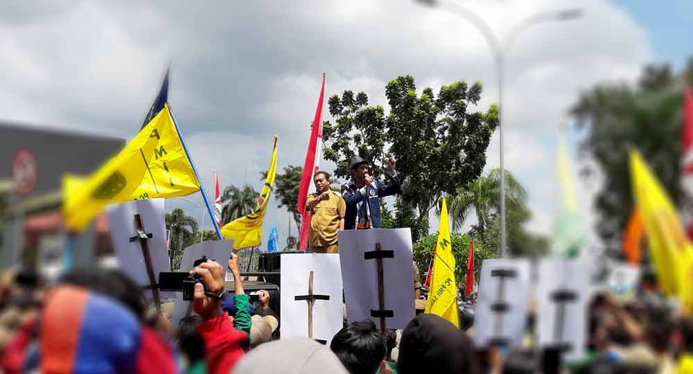 Demonstrasi Tolak Semen Kembali Ricuh, 7 Personel Kepolisian, dan 3 orang Satpol PP Luka Serius 