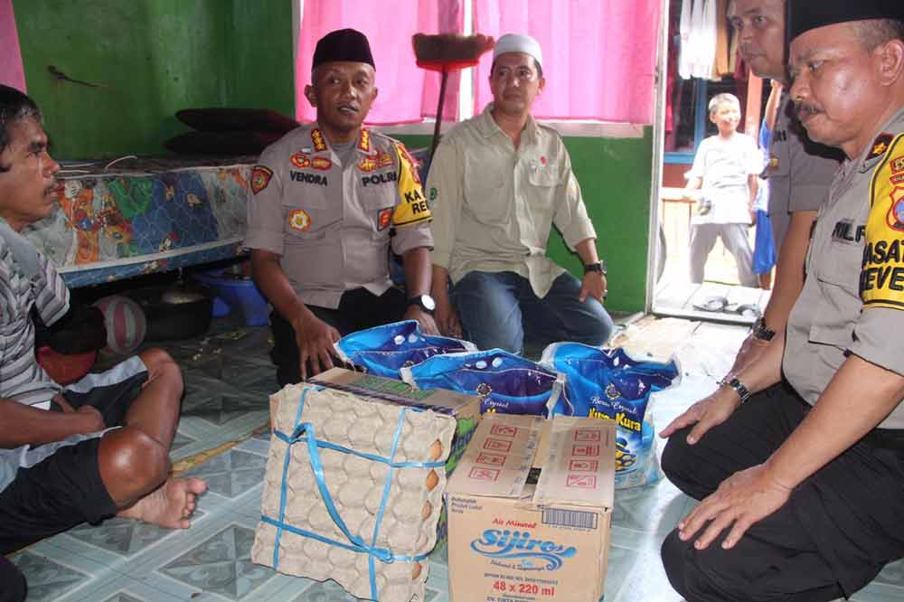 Gelar Jumat Berbagi, Kombes Pol Vendra Riviyanto, Sambangi Kediaman Kasau 