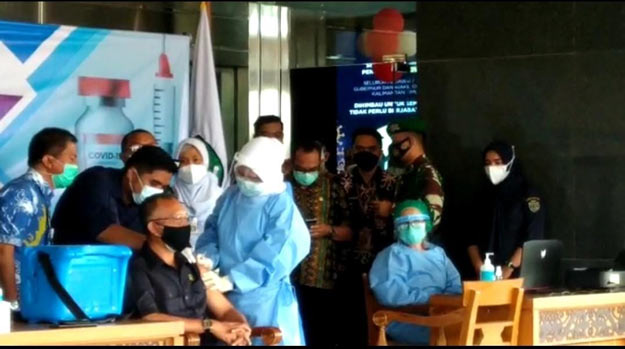 Pemprov Kaltim Resmi Lakukan Vaksinasi Perdana.