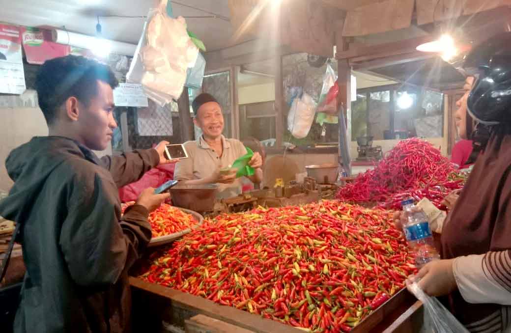 Menggerutu, Konsumen  Tetap Beli Sembako Mahal