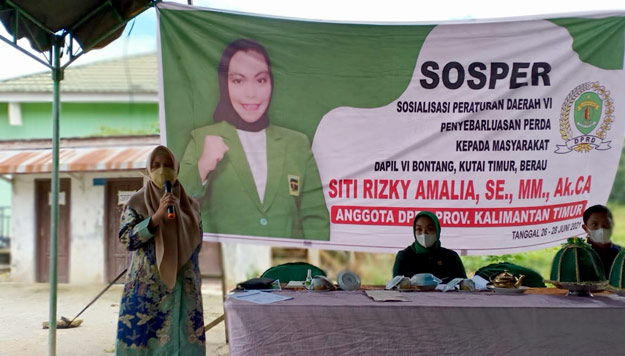 Siti Risky Amalia Sosialisasikan Perda Pajak di Desa Sangkima