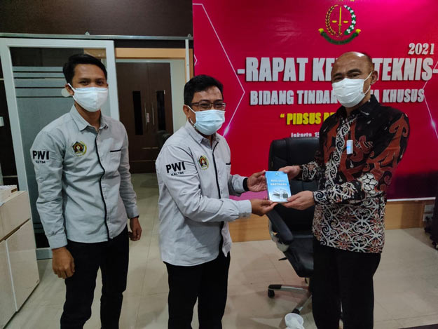 Bertandang ke Kajati Kaltim, PWI dan SMSI Serahkan Data Wartawan Kompeten