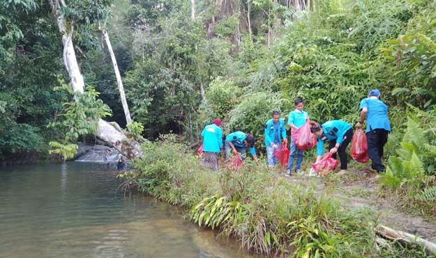 Aksi Peduli Lingkungan DPD KNPI Mahulu, Curi Perhatian Pengujung Wisata