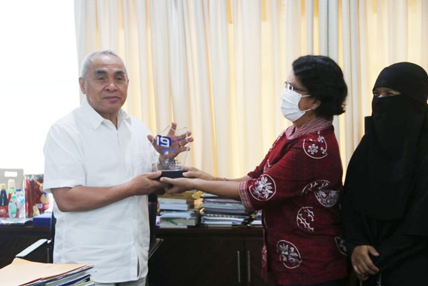 Isran Raih Penghargaan Terinovatif Keterbukaan Informasi Publik