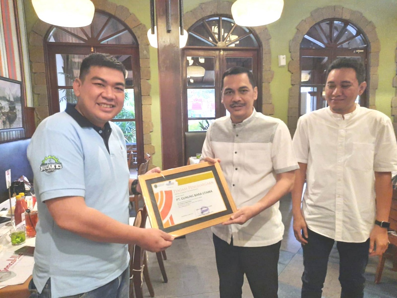 Diskominfo Kaltim beri penghargaan kepada PT GBU dan PT LintasmayaÂ 