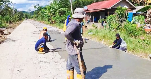 Akses Jalan ke Pekuburan Loa Bakung Akhirnya di Cor