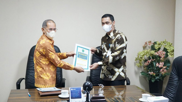 Kadis Kominfo Kaltim Terima SK Kenaikan Pangkat