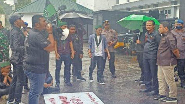 Subandi Basah Kuyub Saat Temui Demonstran Â 