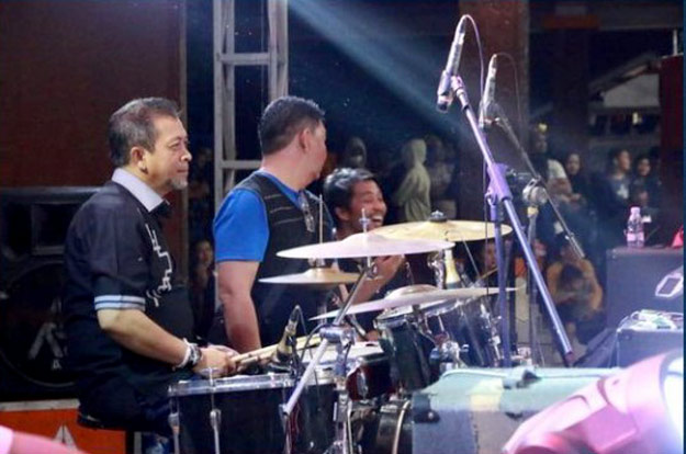 Permainan Drum Wagub Kaltim Pukau Warga Mahulu Â Â 