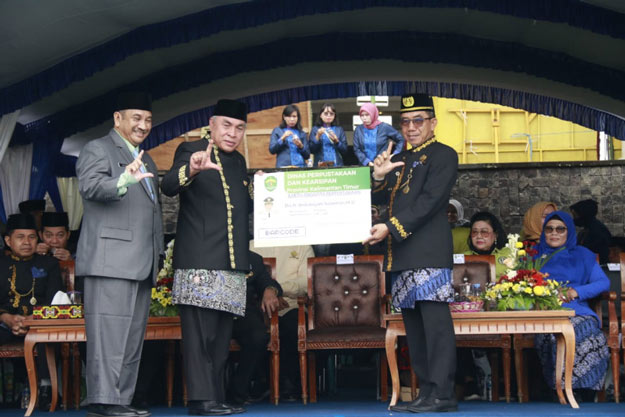 DKP Kaltim Beri Bantuan Ribuan Buku dan Dana Rp 200 Juta di Kutim