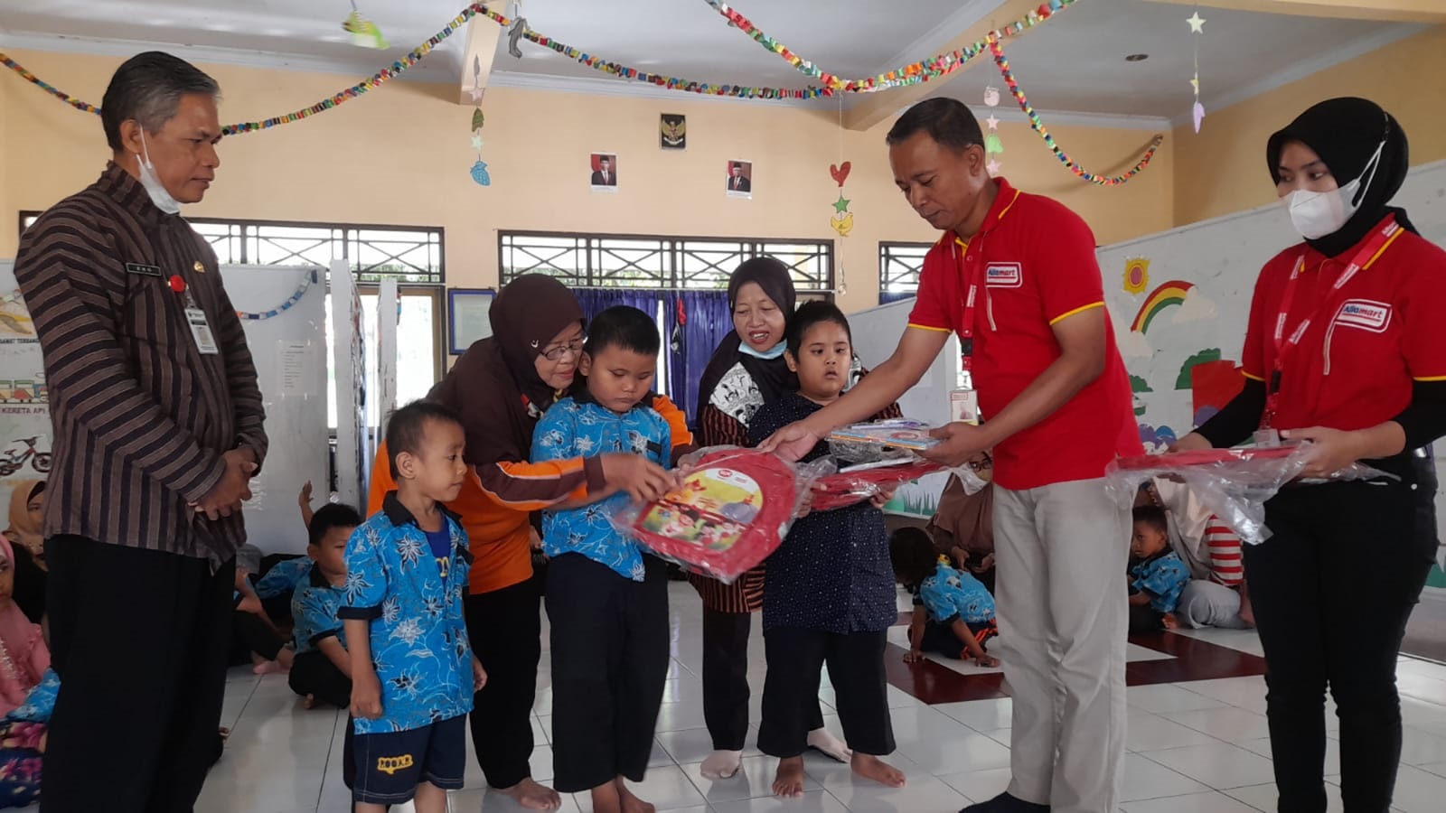 SGM Eksplor dan Alfamart â€œTunjuk Tangan untuk Generasi Maju"