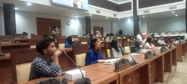 Puluhan Mahasiswa UWGM Datangi DPRD Samarinda