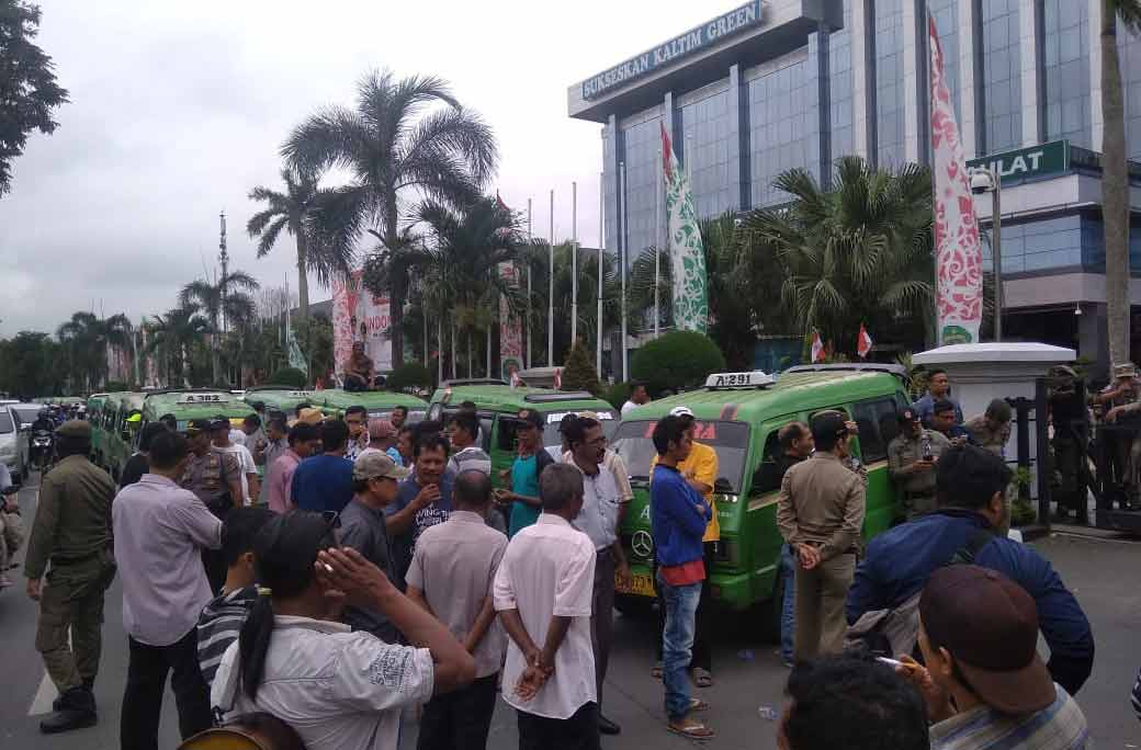 Tergeser Angkutan Online Orgatrans Kaltim, Gelar Ujuk Rasa Di Depan Kantor Gubernur