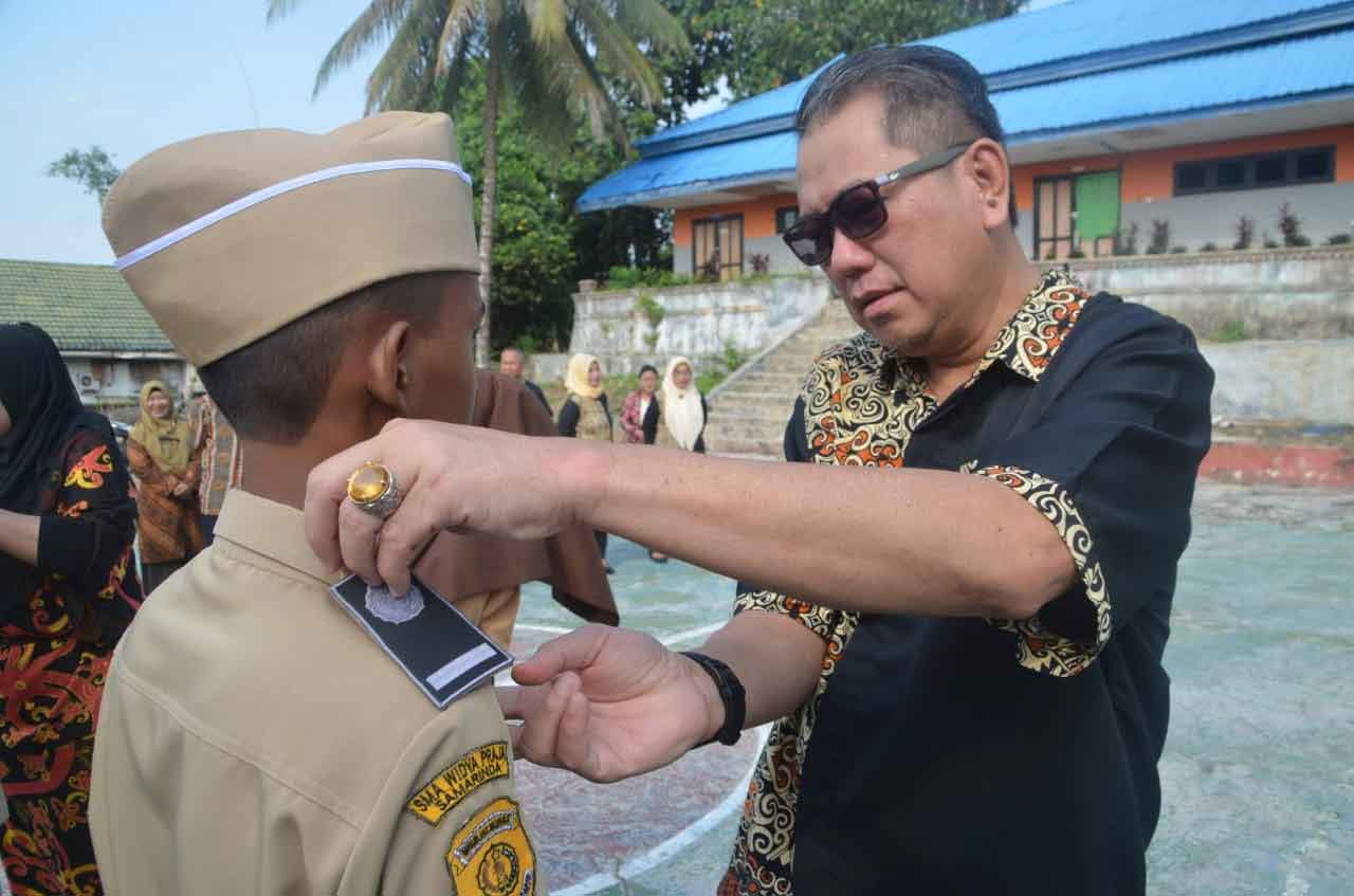 Sekda Samarinda Sematkan Atribut Taruna Praja di SMA Widya Praja