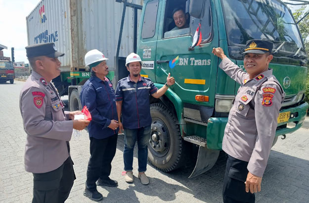 Puluhan Bendera Merah Putih Dibagikan Polsek Kawasan Pelabuhan Samarinda