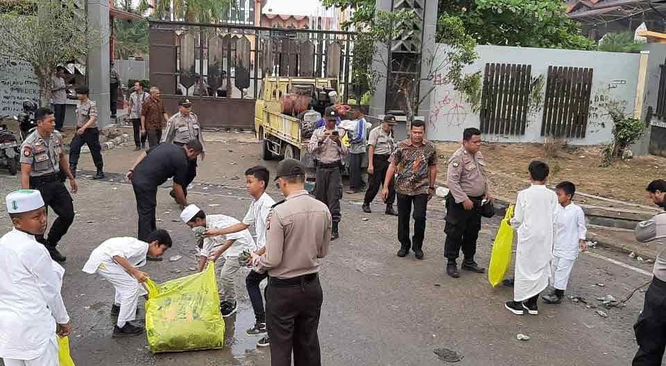 Gelar Bersih-Bersih Sampah di Halaman DPRD Kaltim , Polresta Samarinda di Bantu Ratusan Anak SDÂ 