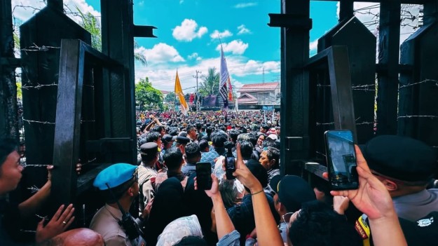 Demo Samarinda Memanas: Gubernur Tak Muncul, Wartawati Kehilangan Data