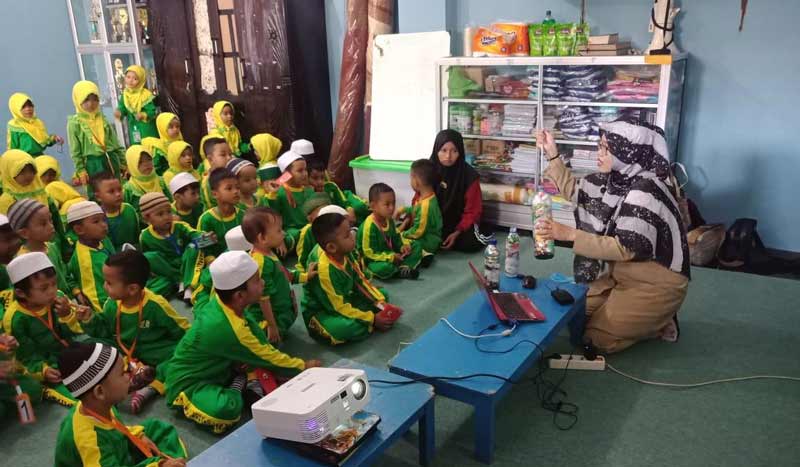 DLH Samarinda Perkenalkan Cara Membuat Ecobrik Bagi Anak Usia Dini