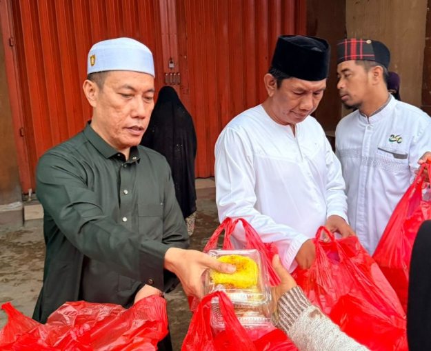 Diguyur Hujan Deras, GSSB KKSS Tetap Bagikan 550 Kotak Nasi Kuning