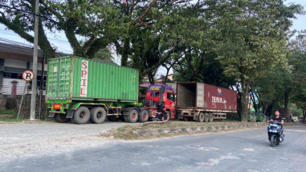 Truk Kontainer Parkir Sembarangan, DPRD Samarinda Ingatkan Ancaman Kecelakaan di Jalan Raya