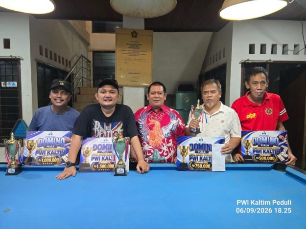 32 Wartawan Bertarung di Meja Domino, Ferry Keluar sebagai Juara