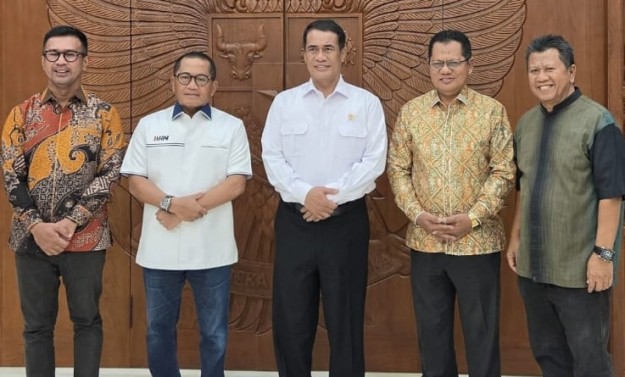 Ridwan Tassa Terima SK Ketua KKSS Kaltim, Pelantikan Dibidik November