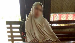 Duduk Dibawah Sawit, Wanita Ini Ternyata Edarkan 758 Butir ,,,