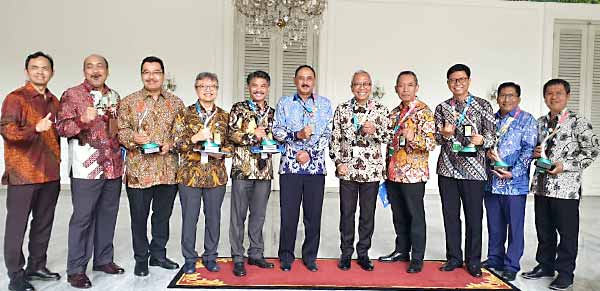 Berhasil Kelola Lingkungan & Pemberdayaan Masyarakat, Lima Lapangan PHM Terima Proper Hijau
