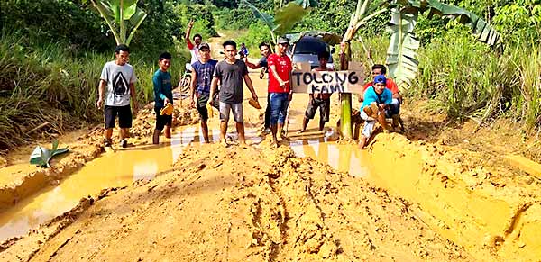 Dikepung Perusahaan, Jalanan Desa di Kaubun ini Bertahun-Tahun Masih Berlumpur