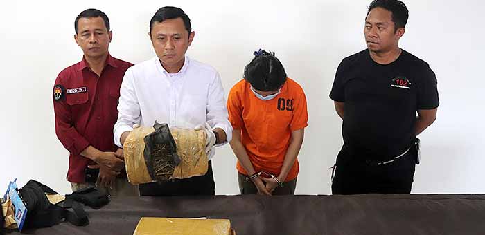 Diupah 300 Ribu, Mahasiswi ini Nekat Simpan 2 Kg Ganja