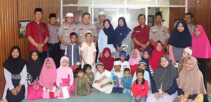 Polresta Samarinda Santuni Panti Aisyiyah Siti Khodijah