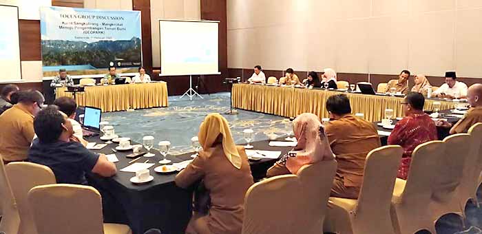 Geopark Lebih Baik dari Pabrik Semen