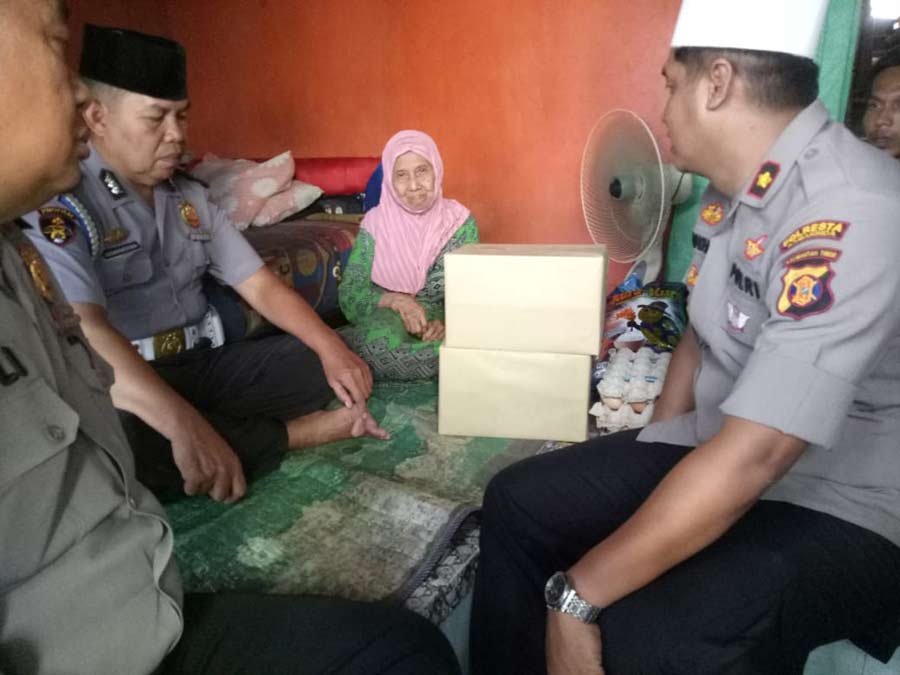Menderita Lumpuh, Iyan Di Jenguk Kapolsek Sungai Pinang