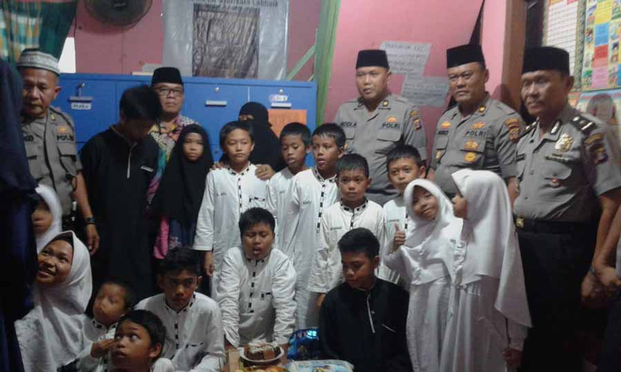 Polresta Samarinda Beri bantuan Kepada Penghuni Rumah Tahfiz Qur'an Yatin Berkah Syariah