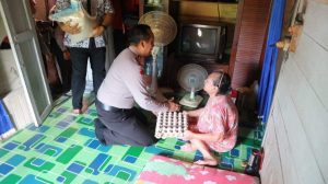 Diberi Bantuan Sembako, Ibu Ini meneteskan Air Mata