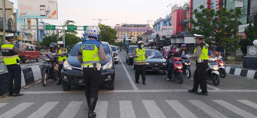 Tangkal Covid-19, Personel Polresta Sapa Pengguna Jalan serta Bagi-bagi Falyer Imbauan  