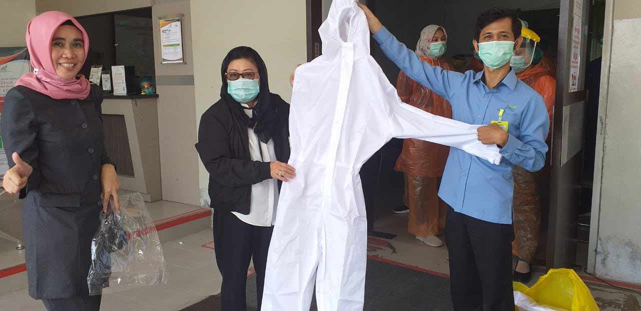 IKA Unmul Kota Samarinda Sumbang APD ke Sejumlah Rumah Sakit di Samarinda