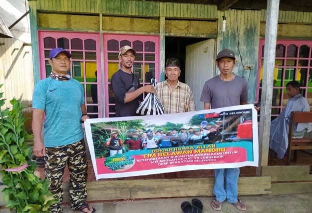 Salut, Warga Desa Selerong Salurkan Paket Sembako Dari Donatur Secara Mandiri
