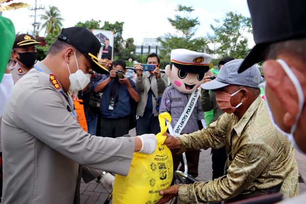 Peduli Warga Terdampak Covid-19 Polresta Samarinda Bagikan Ribuan Paket Sembako