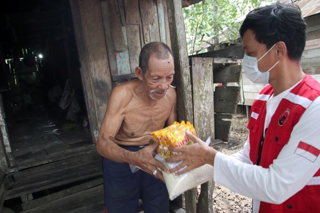 PDI Perjuangan Kaltim Salurkan 1 Ton beras dan paket sembako kepada warga terdampak Covid-19