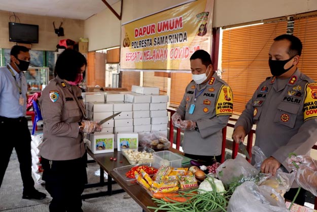 Bangun 8 Dapur Umum, Polresta Samarinda Bagikan Tajil Kepada 1000 Warga