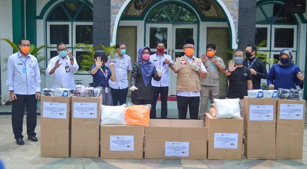 Dinas Perindustrian Serahkan APD Kepada  Ketua Gugus Tugas Penanganan Covid-19 Kota Samarinda