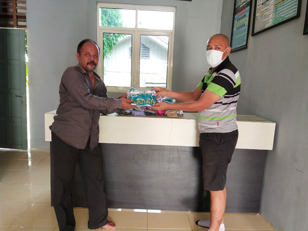 Novita Fitrina Sumbang Ratusan Masker Bagi Warga Desa Lebaho Ulaq