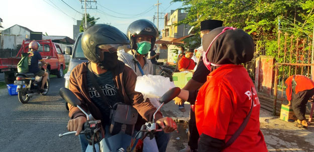 Baguna DPD PDI Perjuangan Kaltim Salurkan Ratusan Nasi Kotak Bagi Warga Terdampak Covid-19