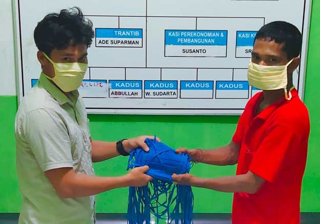Pemdes Mata Air Kaubun  Bagikan APD Masker Ke Warganya 