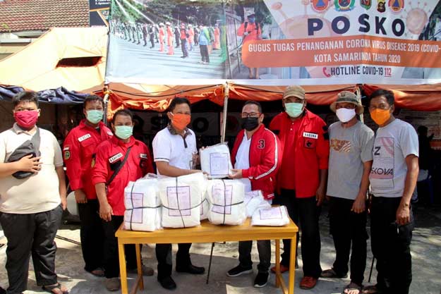 PDI Perjuangan Kaltim Salurkan Ratusan Baju Hazmat