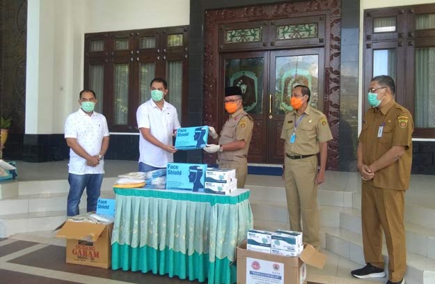 Ribuan APD Diserahkan PP KSBWI ke Walikota Samarinda