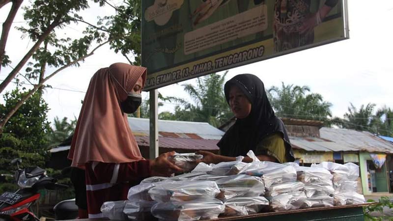 Luar Bisa,,di Tengah Kesulitan Ekonomi Akibat Covid-19, Pemilik Teh Serai Tenggarong Tetap Bisa Berbagi Dengan Sesama  